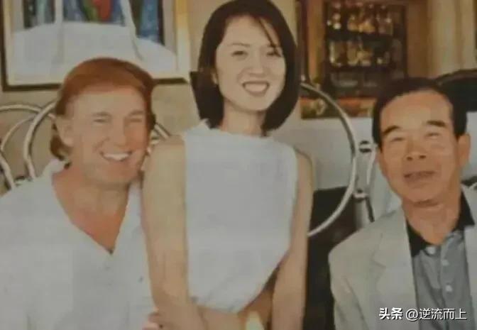 一张老照片见证时代往事！
这张1995年的旧照流传已久，左边是彼时还深陷债务危机