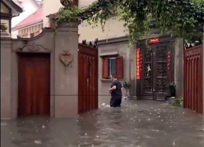 今天苏州太仓、昆山全被台风雨裹住了，昆山一早直接拉响暴雨红色预警，小时降雨量能超