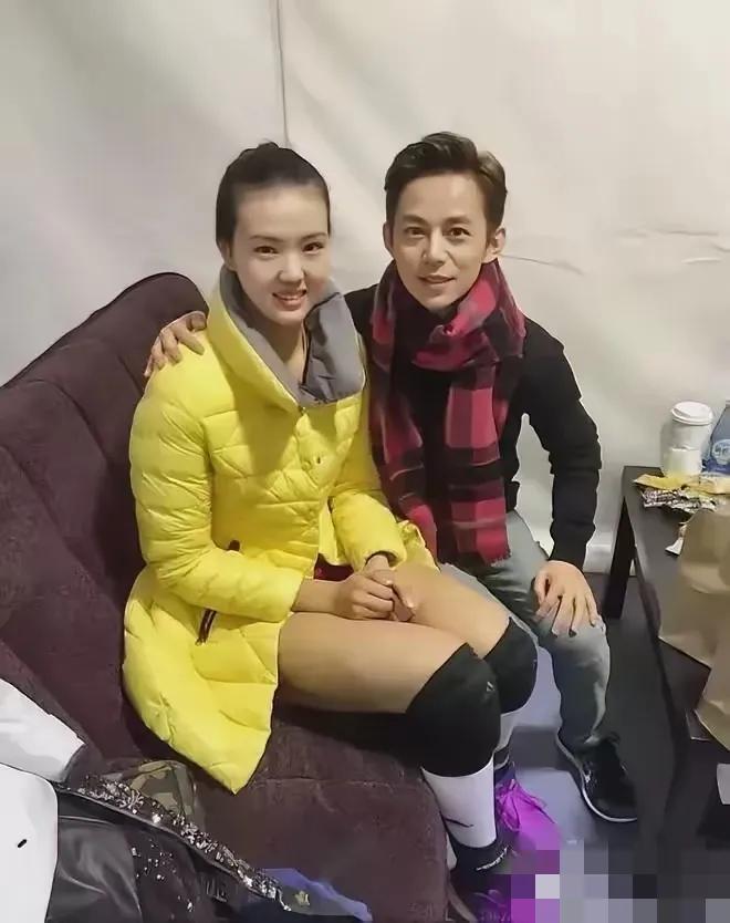 何炅和张常宁坐在一起，感觉何炅像个小孩儿，女排姑娘们个个美丽，大高个颜值还有，将