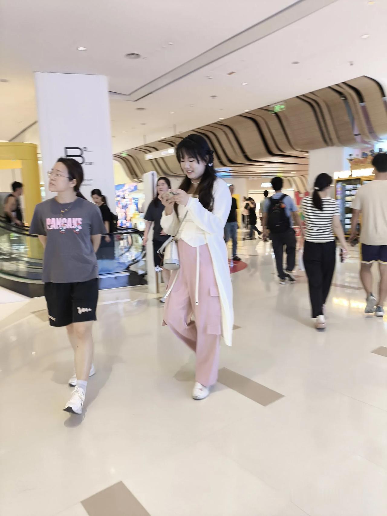 #分享一张你最近随手拍的照片吧#
商场女人天生逛不够。