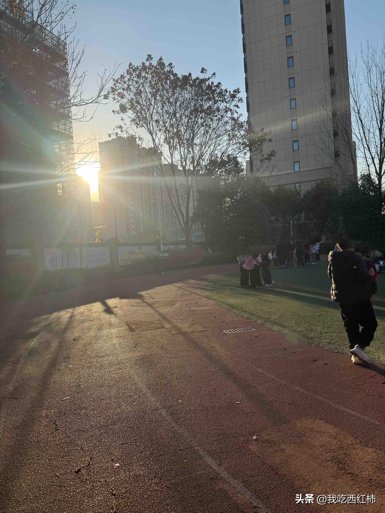 今天冲班上的自闭症学生发火了
对一个妈妈来说，一个自闭症孩子就整崩溃了，而自闭症