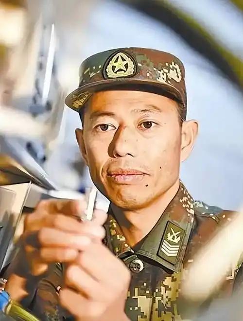 可能有人不知道，一级军士长有多金贵，全军范围内都是凤毛麟角，被誉为“兵王”，比将