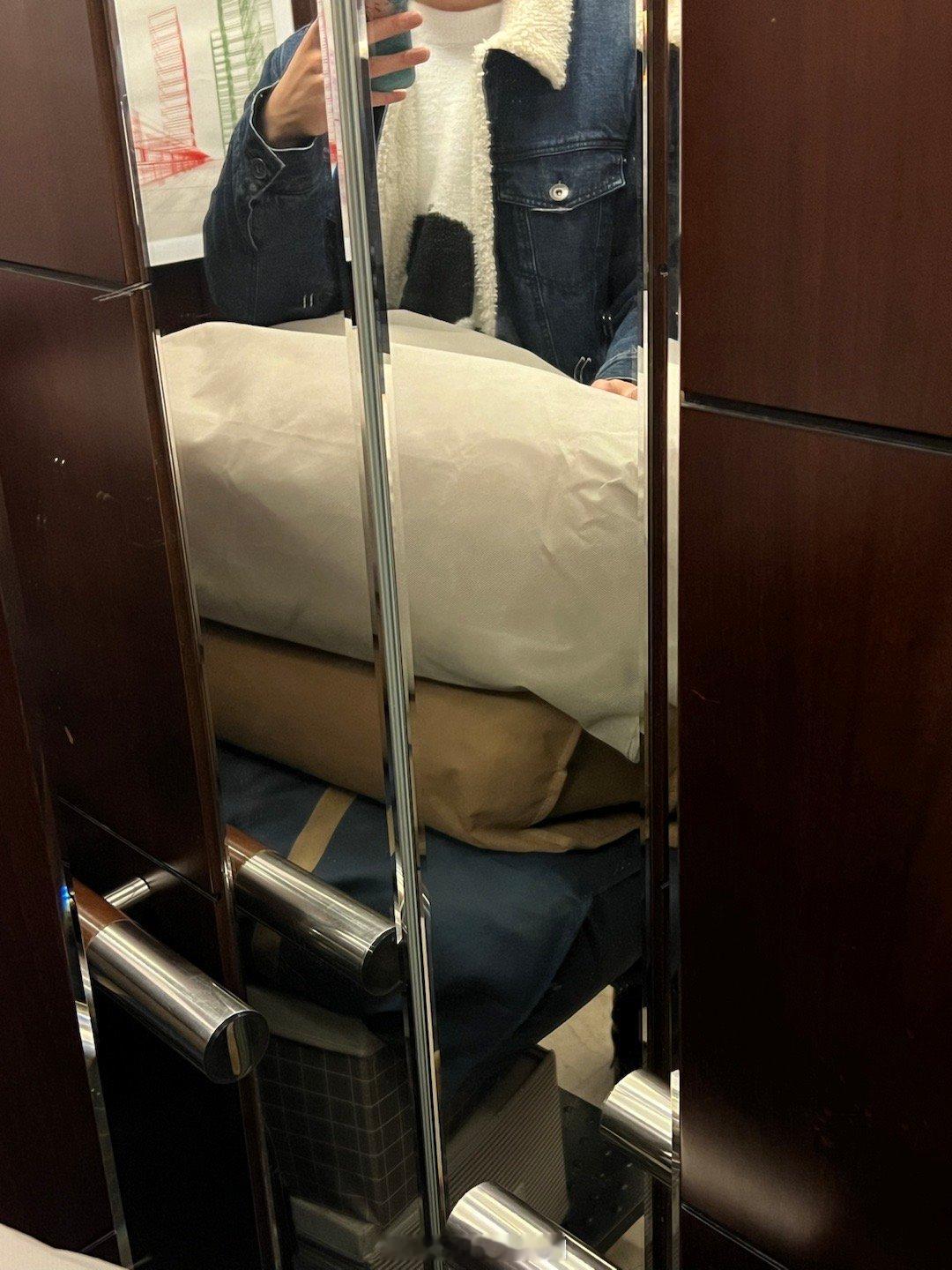我好喜欢乖乖的小朋友！刚刚我好不容易拖着这个小推车到单元门，碰巧里面有个小男生跑
