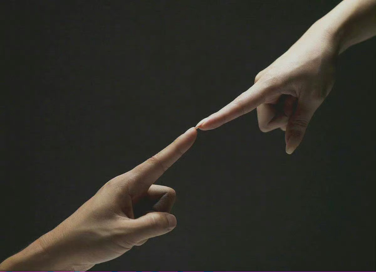 在乎你的人才会顾及你的情绪，爱你的人才会与你共悲喜。总有人嫌你不够好，也有人觉得