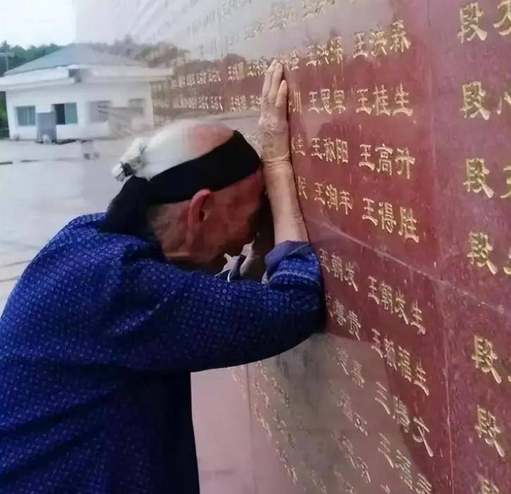 1932年，12岁的段桂秀嫁给了21岁的王金长，新婚第3天，王金长去参军，这一去