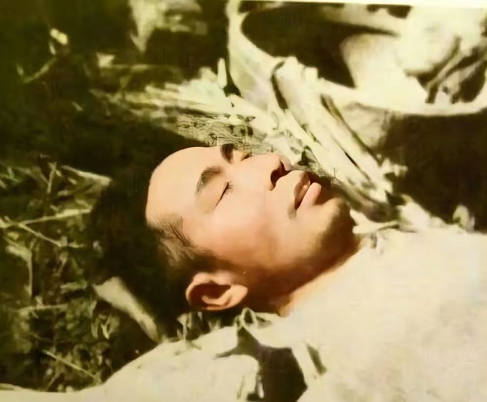 1948年12月，淮海战役的硝烟中，一张罕见的留影定格了国民党第14军军长熊绶春