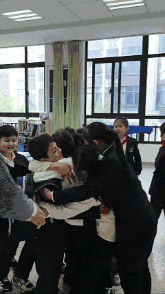 断联42天，那个被战火阻隔的8岁伊朗男孩，终于平安回来了！4月27日，浙江绍兴博