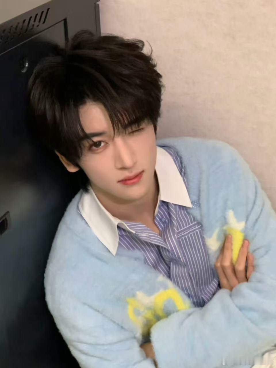 邓佳鑫周深能不能把合作当个事办 邓佳鑫是真的把合作愿望挂在嘴边啊 每次采访都要提