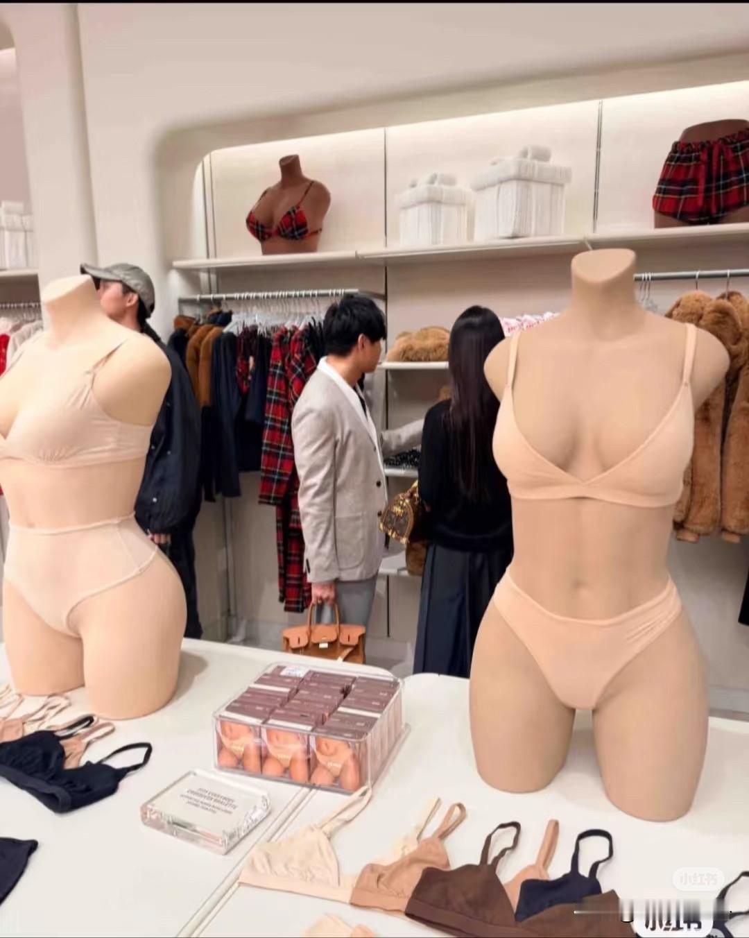 林俊杰这下是真的不准备遮掩了
就刚刚
他陪女伴逛内衣店又被拍到了。
以前他说过他