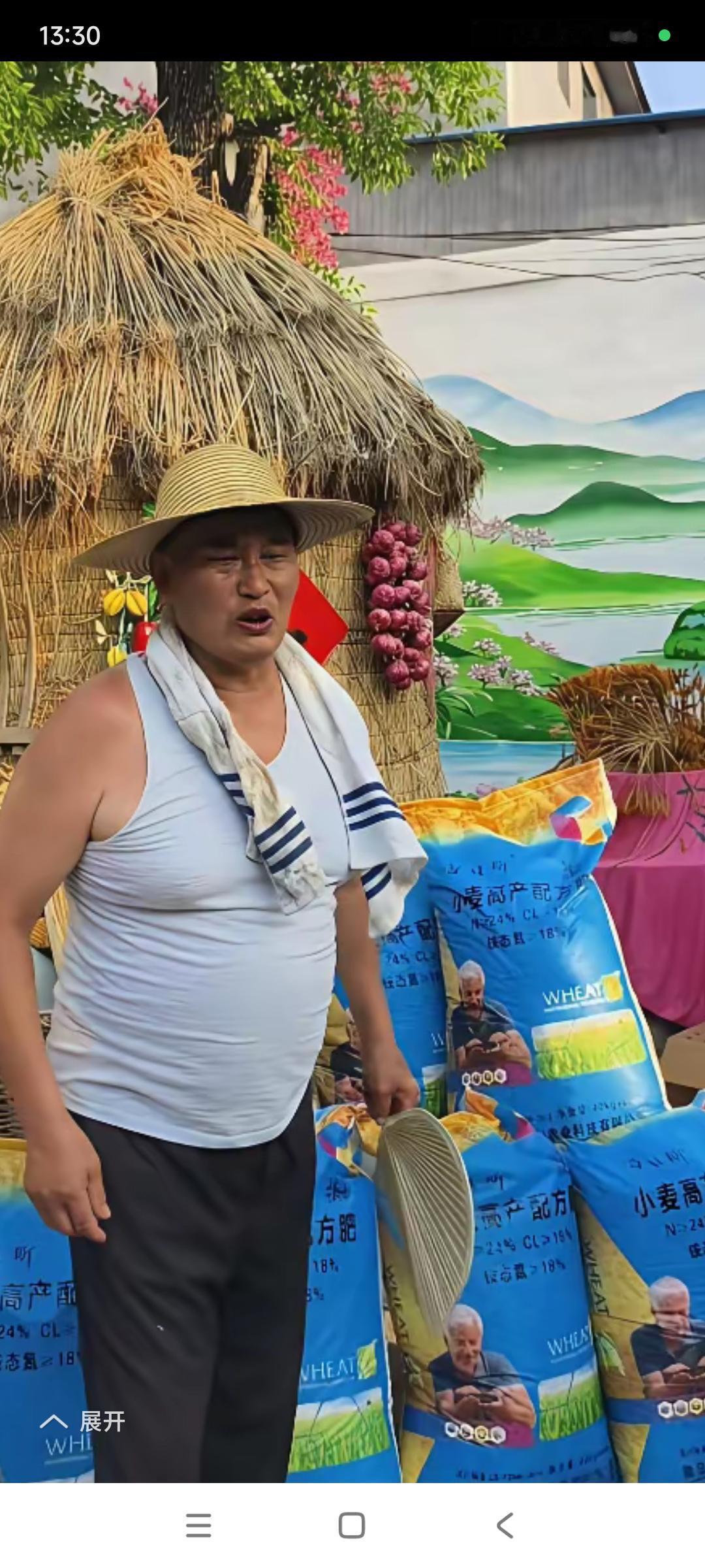 大衣哥朱之文，火了以后也达到了财富自由。

但是他不抛弃糟糠之妻，豪车豪宅不喜欢