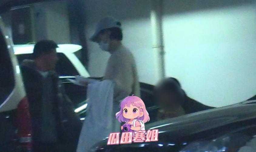 张杰谢娜风波后低调带娃出行 一家人从饭后出来，张杰谢娜分别护送孩子坐上车，夫妻俩