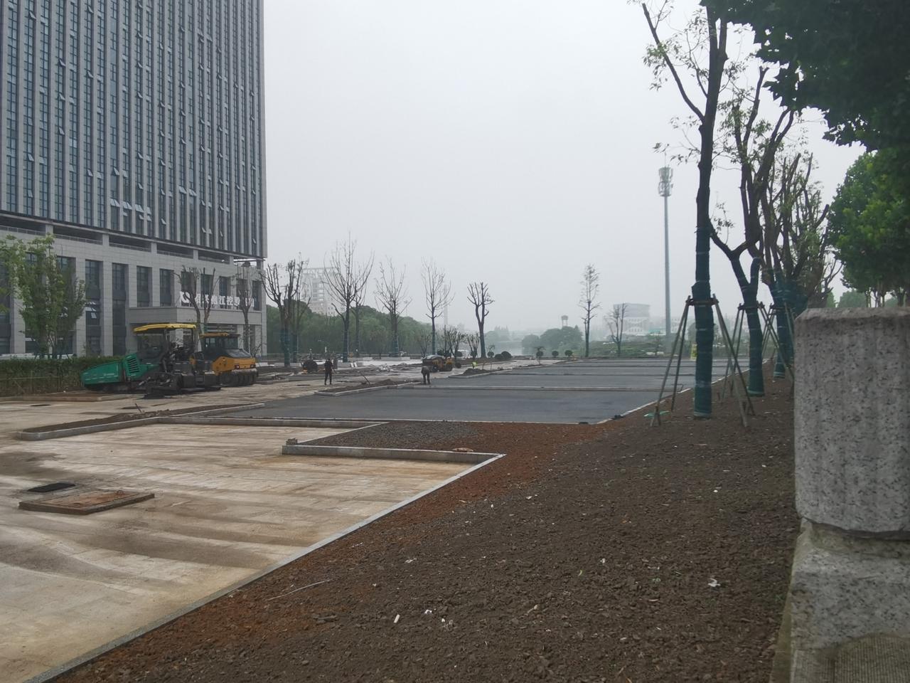 早上去袍江安居城，昨天铺了5个停车位，今天能铺好。袍江安居城 袍江安防城 袍江活