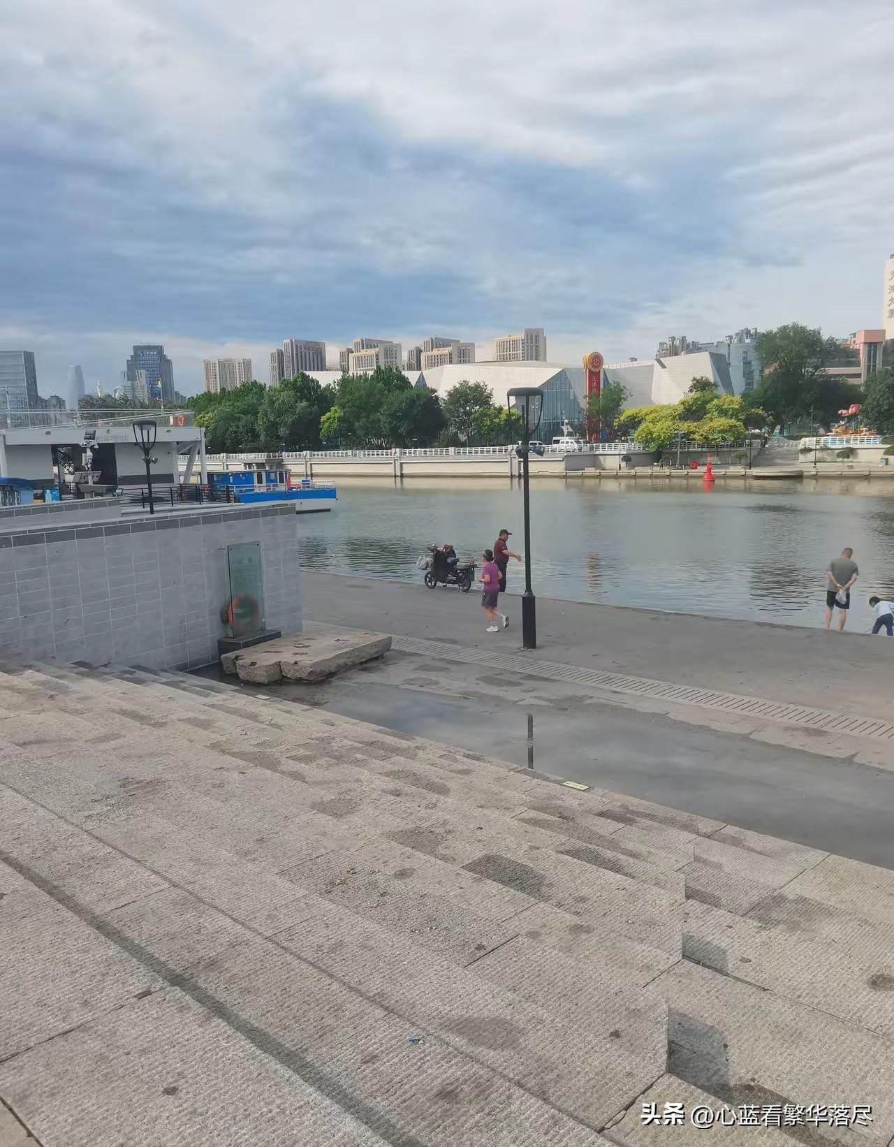 作为一个外地人，当我看到天津海河边上的没有安装栏杆的亲水平台，给我的感觉就是这海