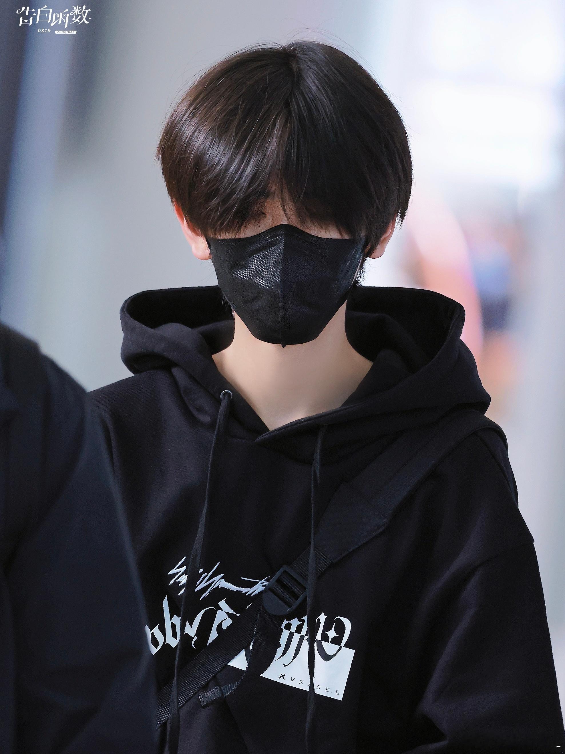 左奇函 在机场路透中：上身【xVESSEL x Yohji Yamamoto H