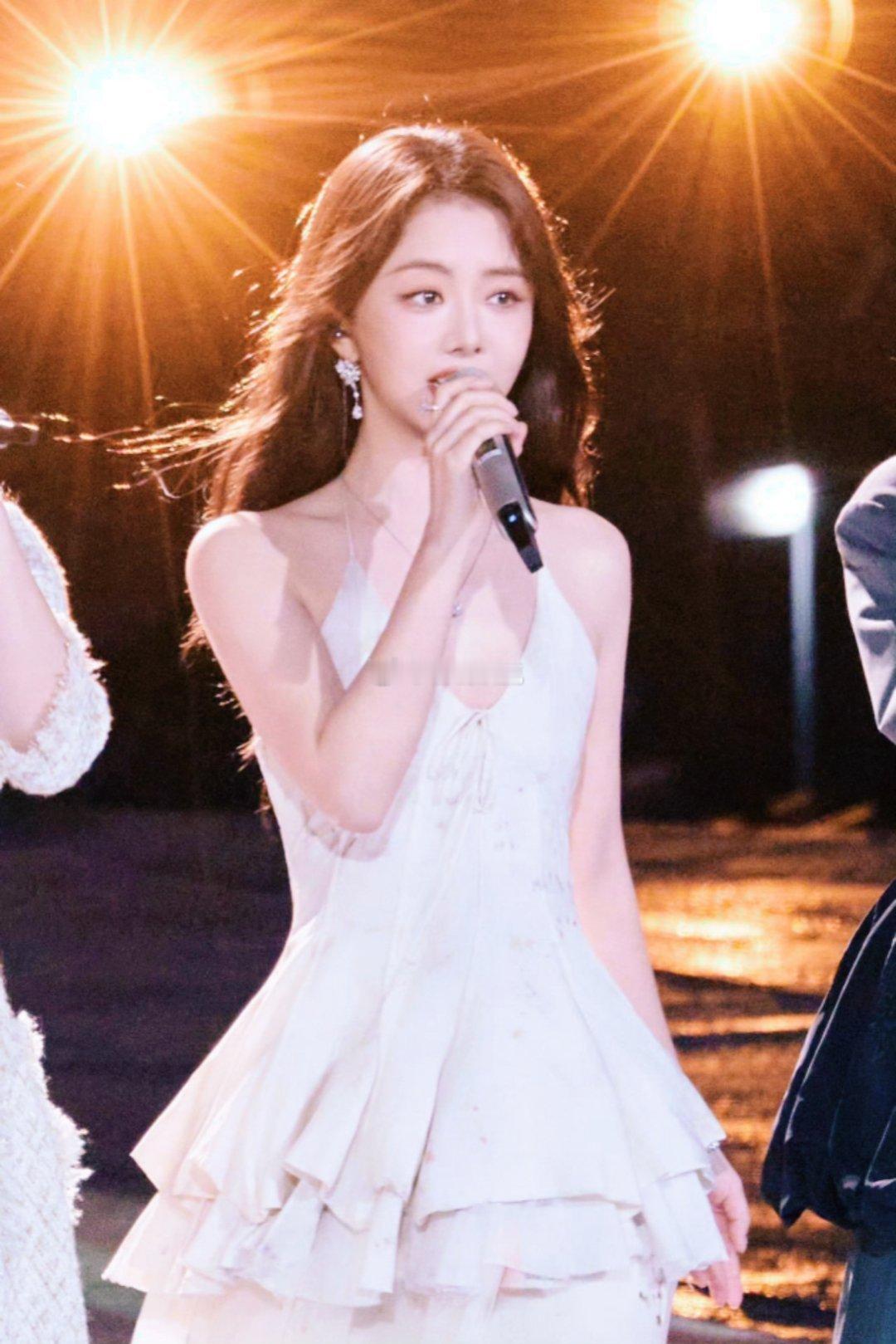 谭松韵 李尖尖美成白月光了“在五年前的故事里呢，她是凌霄的尖尖”，一晃经年，谭松