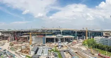 玻璃幕墙、棕榈式立柱、白色大吊顶全装好了！杭州机场三期有最新进展