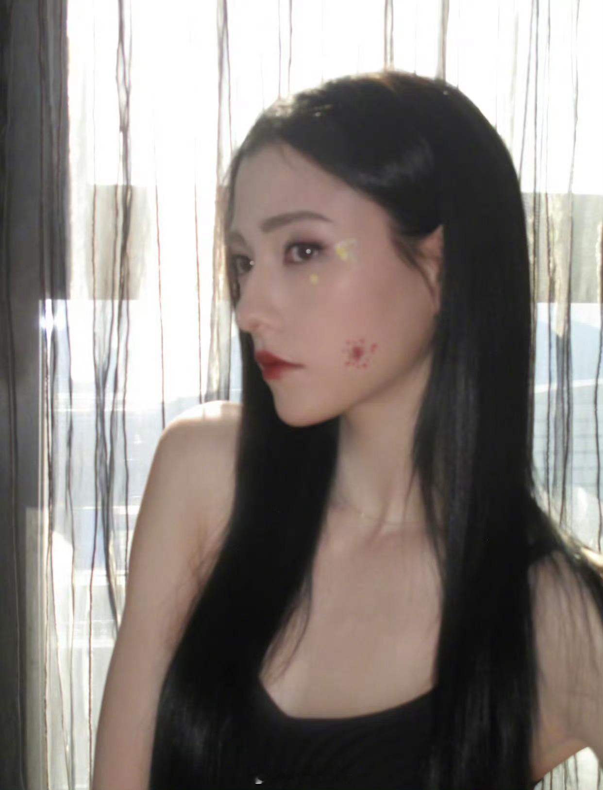 娜然  好妩媚，花瓣点缀在脸上太🉑了！娜然就是天选妲己！我见犹怜 