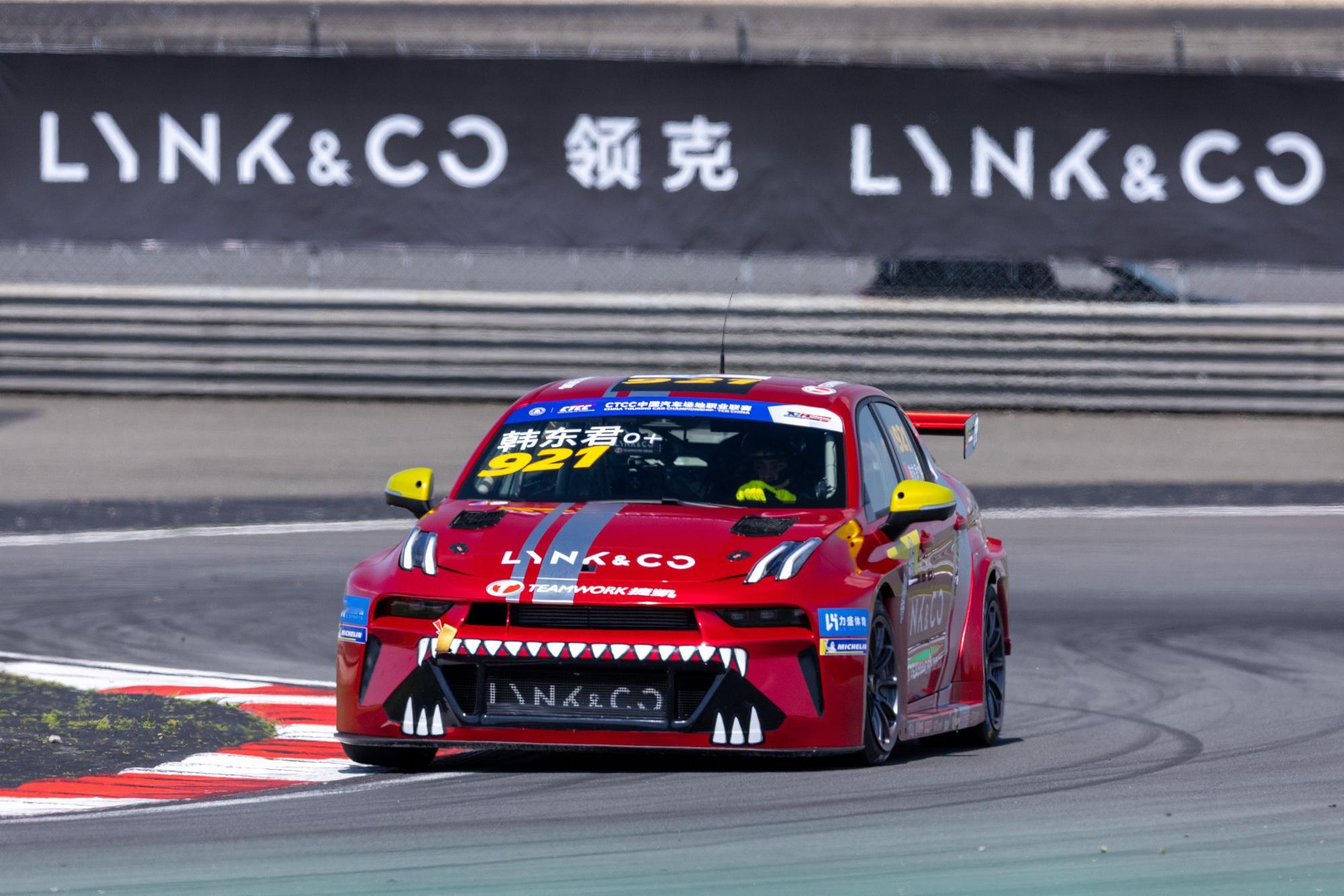 量产版的领克 03+TCR赛车交车仪式直接在上赛现场办的，交完车直接比赛，还拿了