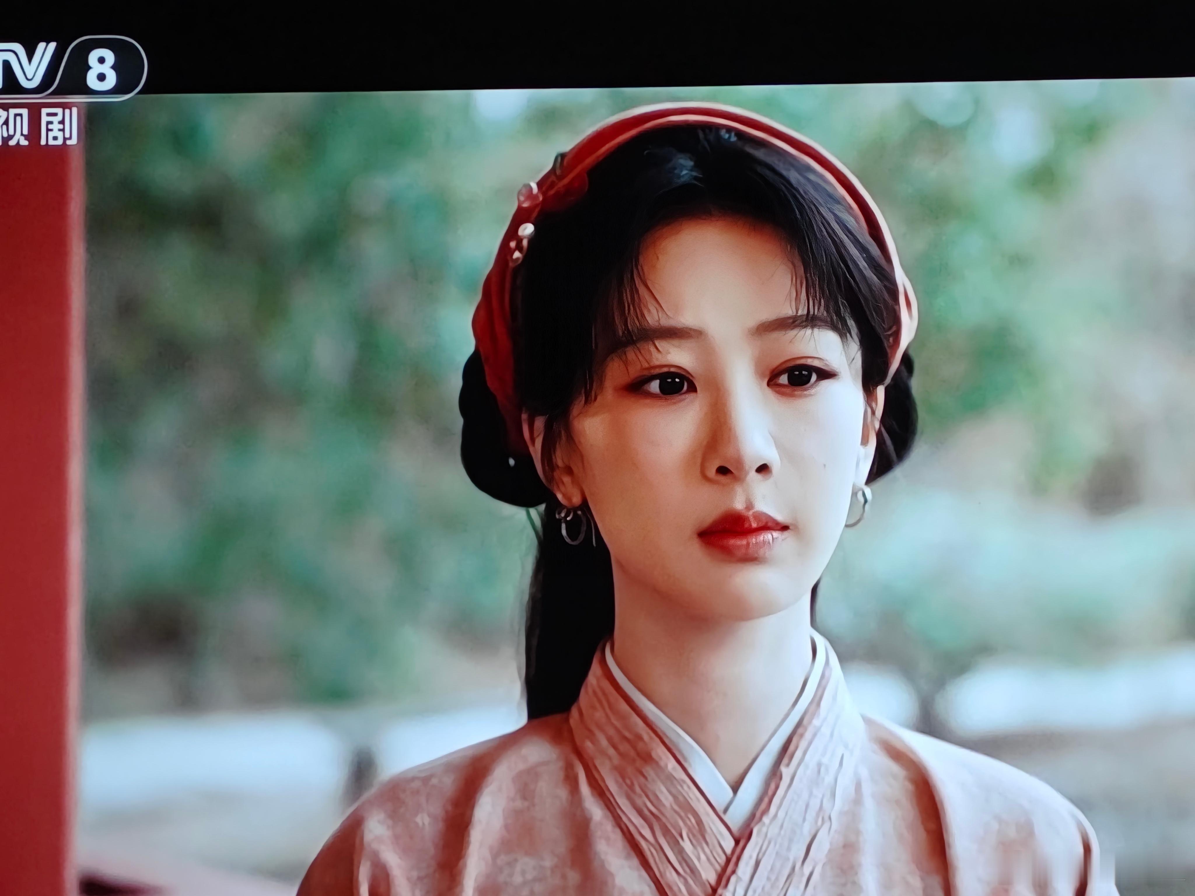 以前剧荒，最近换台忙。要说《家业》打不过《主角》，主要输在剧本上，其实故事也不算