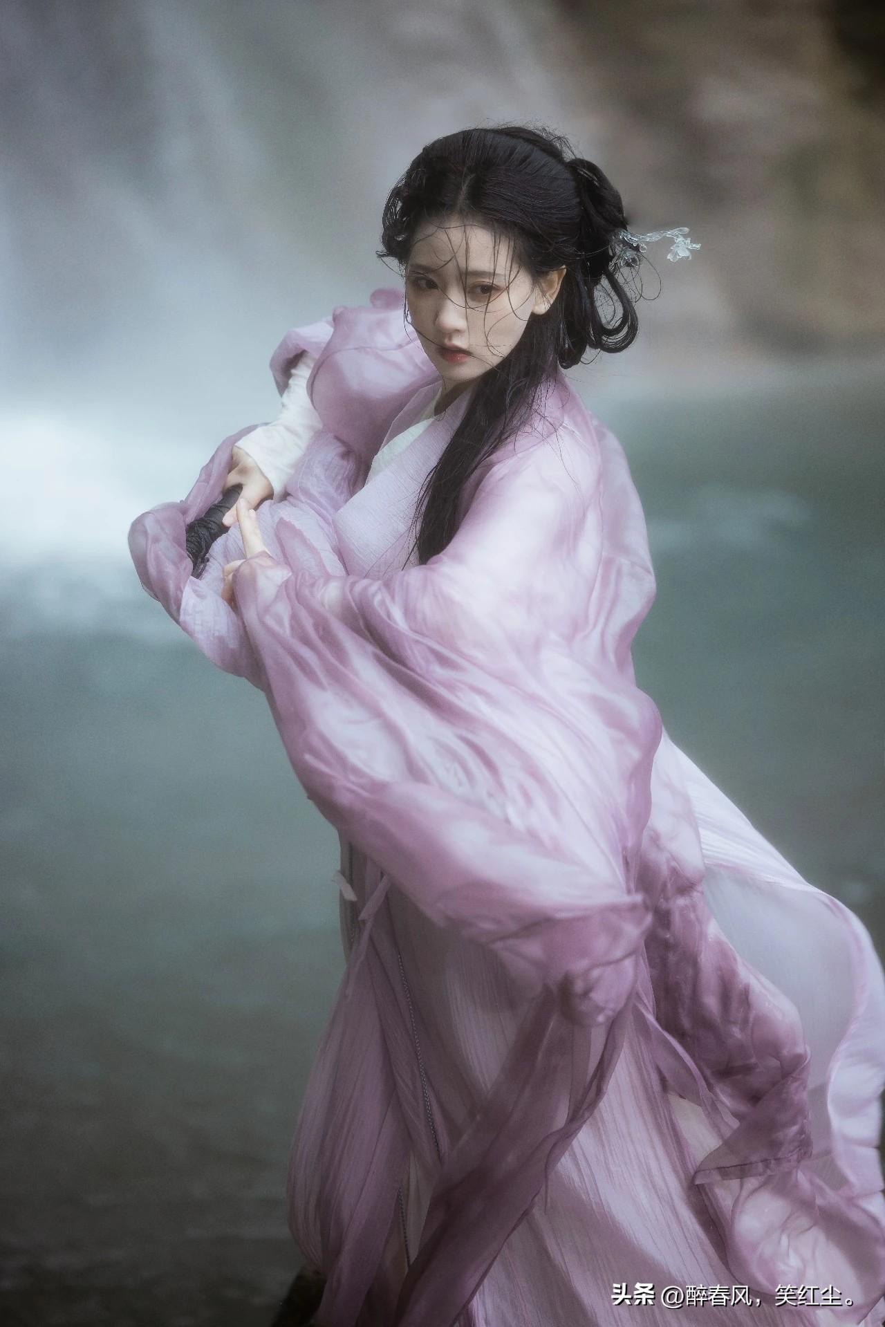 汉服佳人｜紫纱女子飞瀑前舞剑。古装汉服仙子 汉服仙子写真 汉服仙境写真