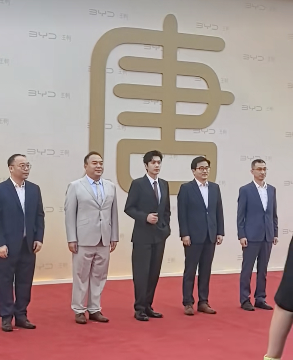 张若昀代言比亚迪大唐 一旦一个品牌的代言人建立了新高度，公众给到其他品牌的期待可
