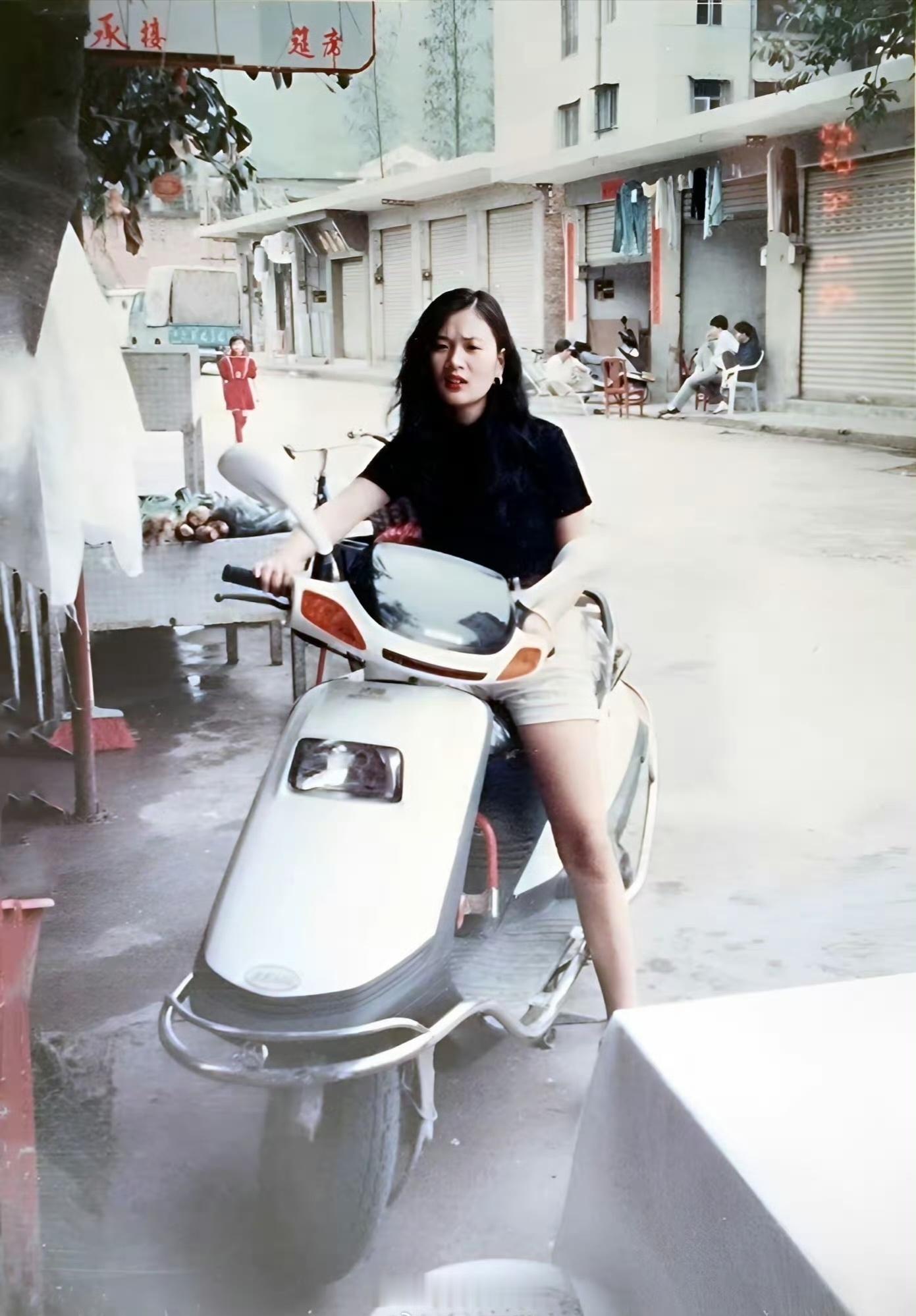 1997年，东莞。小姐姐花2年工资，才买到一辆摩托车。感谢王传福，因为有比亚迪，