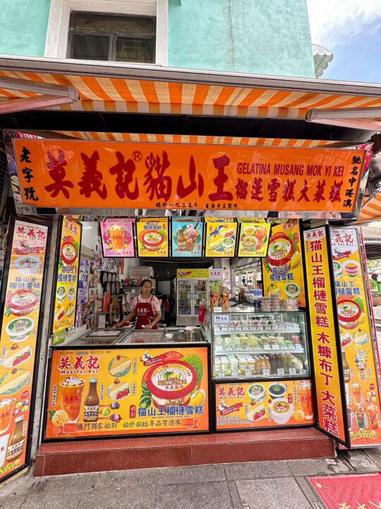 在澳门。。人手一个雪糕鸡蛋仔🍦