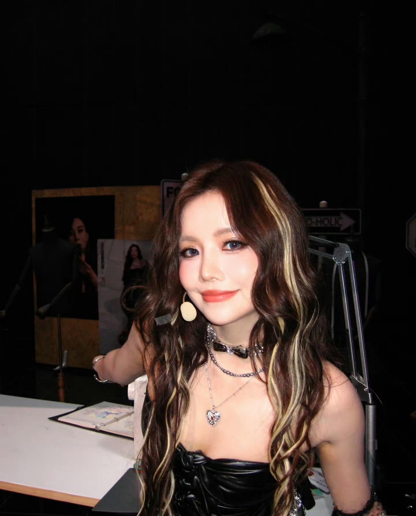 二公舞台每一帧都是壁纸！安崎的暗黑女王风直接鲨疯了，给我C位出道！安崎浪姐二公口