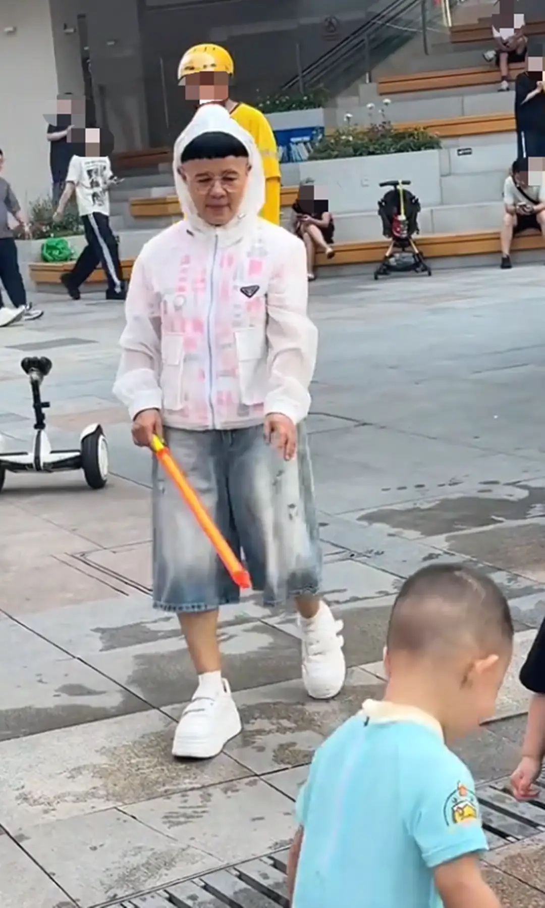 金龟子帮女儿带娃，头发黑又亮像是戴假发套，祖孙俩穿的都是名牌！ 