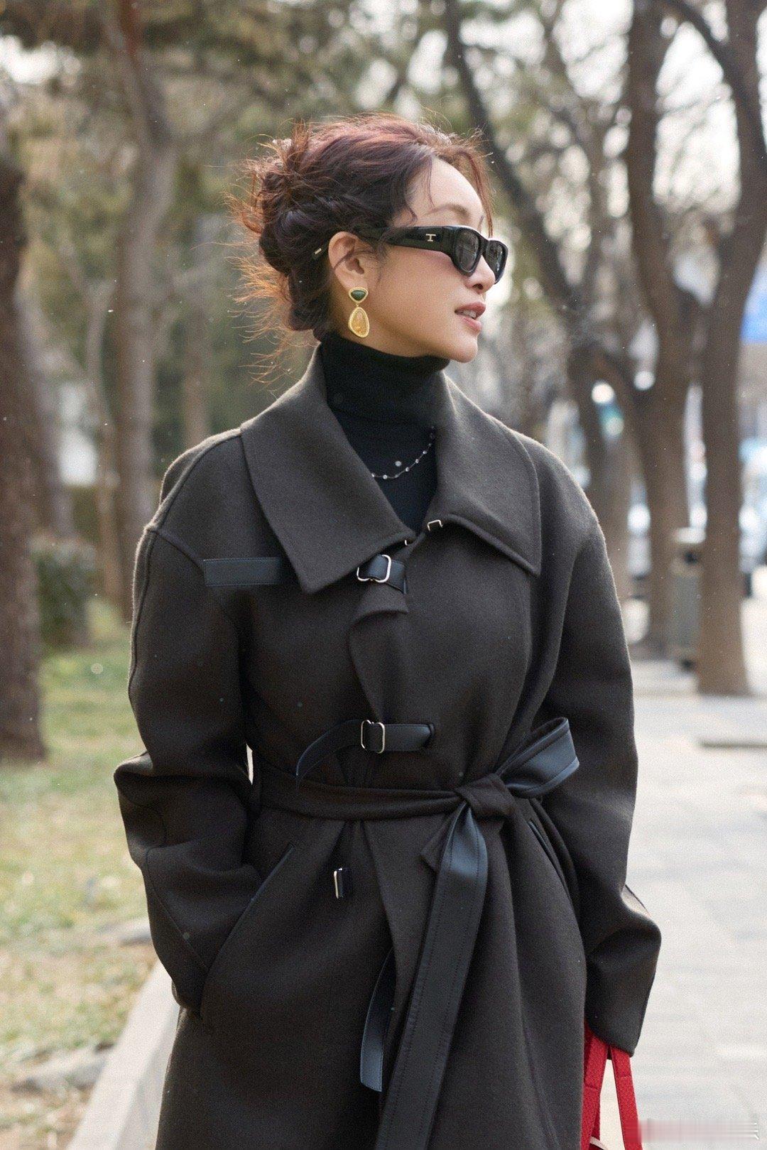 秦海璐亮相春晚首次联排秦海璐现身央视春晚第一次联排，“高干文”女主即视感，一袭大