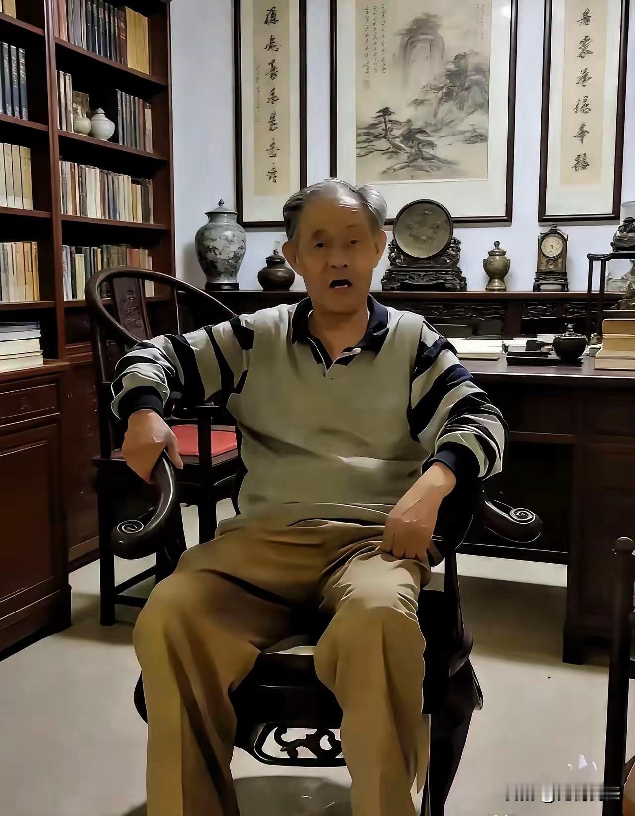 这个老头现在非常火，据说已经80多岁了，在博物馆工作了很多年，家里的陈设确实与众