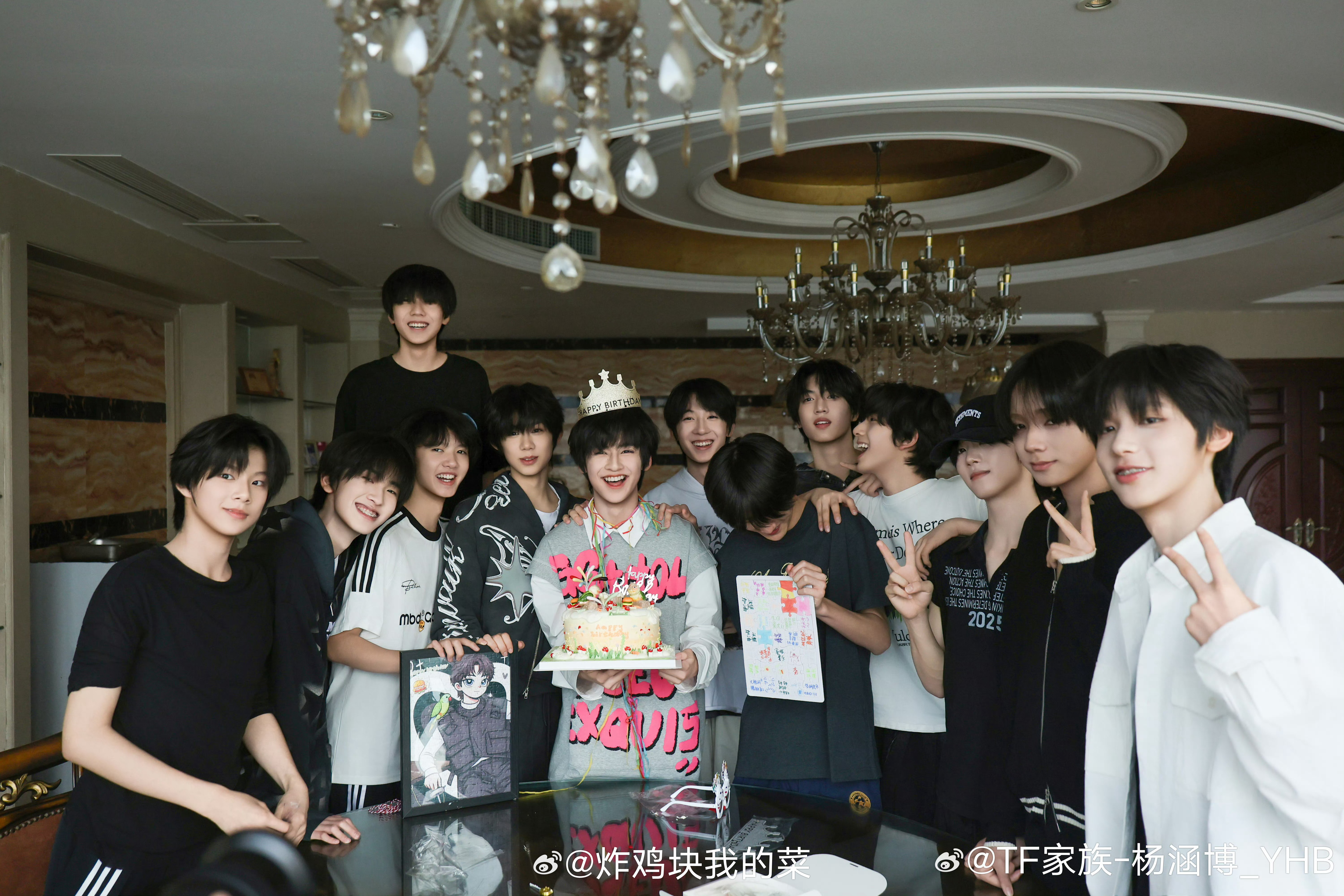 杨涵博四代生日大合照依旧那么温情，我好爱你们