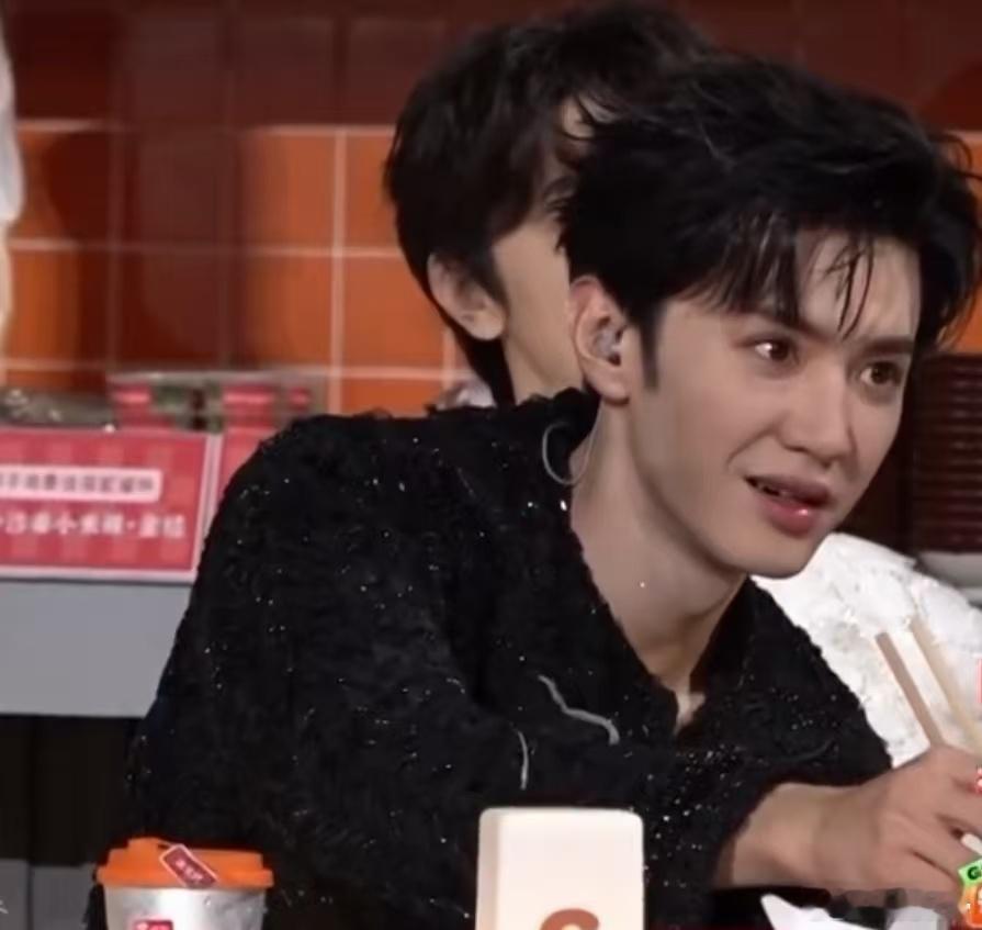 陈哲远往这一坐立刻开餐  湖南台跨年晚会的氛围真是满满的温馨和欢乐，陈哲远一坐下