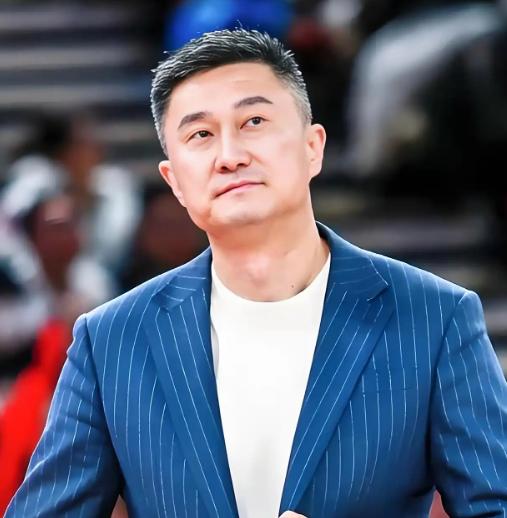 广东队下一任主教练会是谁？昨天杜锋当选为新一届广东省篮球协会会长，这就意味着杜锋