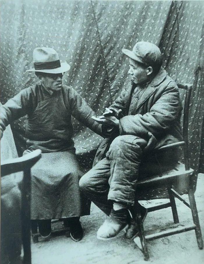 1938年延安珍贵老照片！
这张摄影图的右边是毛泽东，对面长衫礼帽的人物是著名民