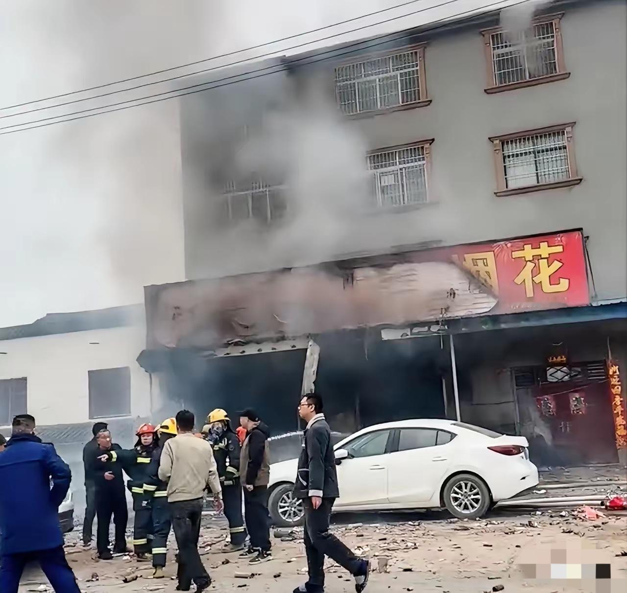 湖北宜城烟花店起火，我有一个疑问，为什么这种一楼卖烟花，上面住人的商铺，还会存在