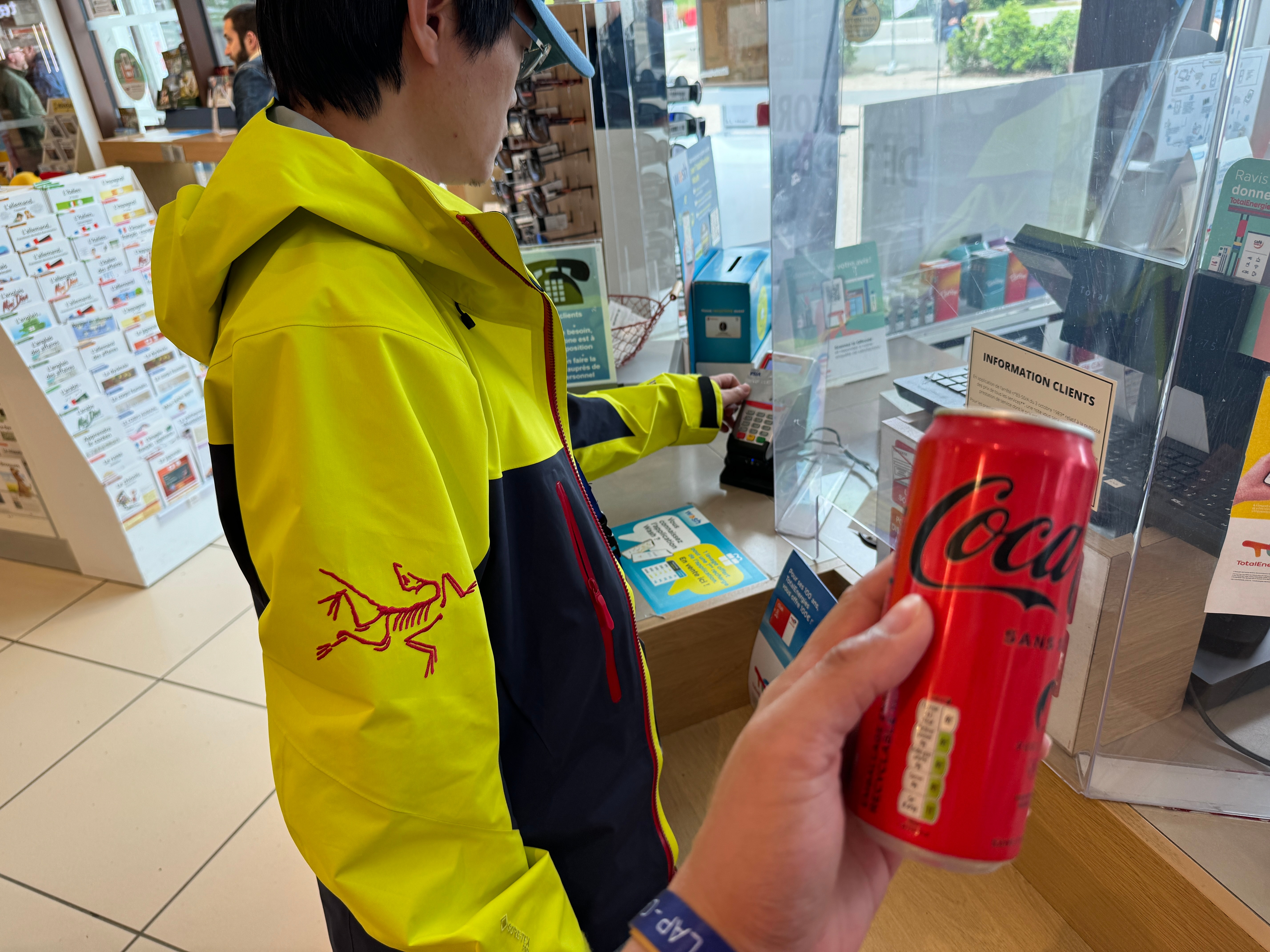 法拉利车主请我喝无糖可乐，真的活该他开法拉利，大善人，我哭死[泪]  ​​​