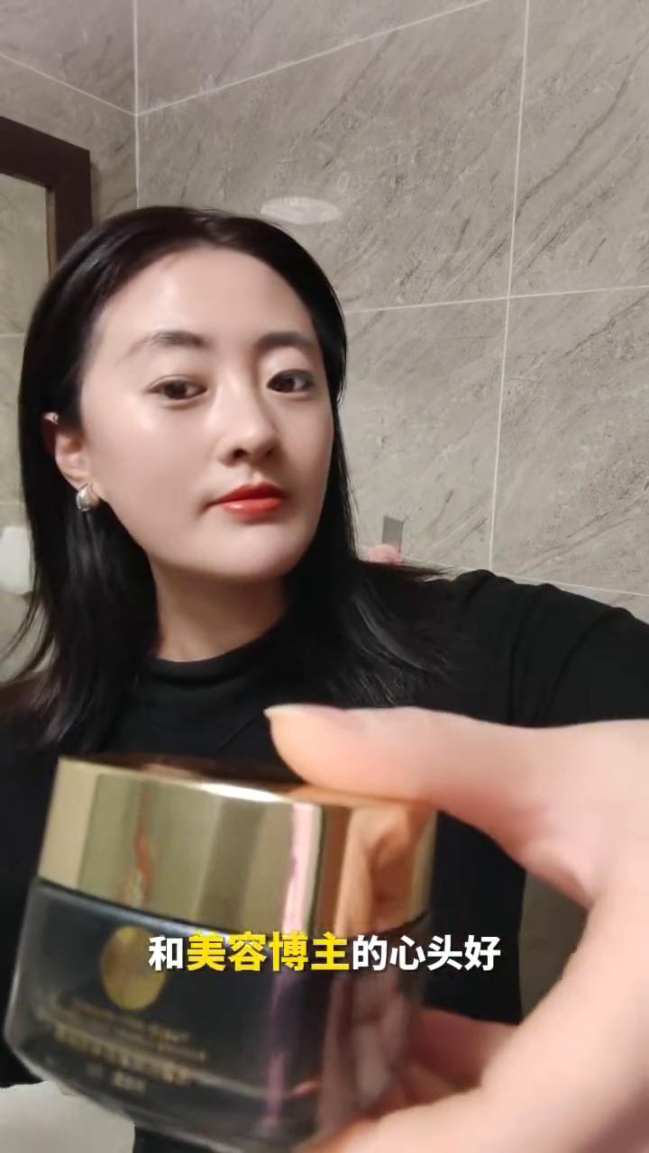 这款悦蕾抗皱紧致奢宠面霜又称悦蕾奢宠面霜，是众多明星和美容博主的心头好。它不仅能