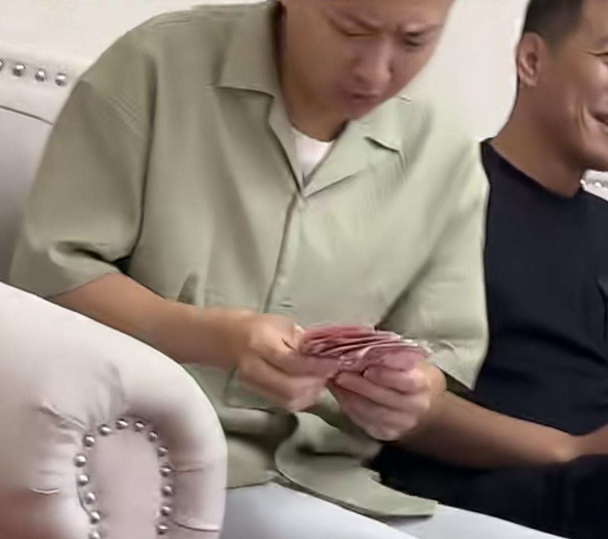 男朋友第一次来家做客，
由于太紧张了
手一直往沙发缝里塞，结果把我爸的私房钱抠出