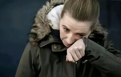 看到丹麦女首相雷泽里克森这幅欲哭无泪的照片，诸君会想到什么？她也许悔恨自己对美国