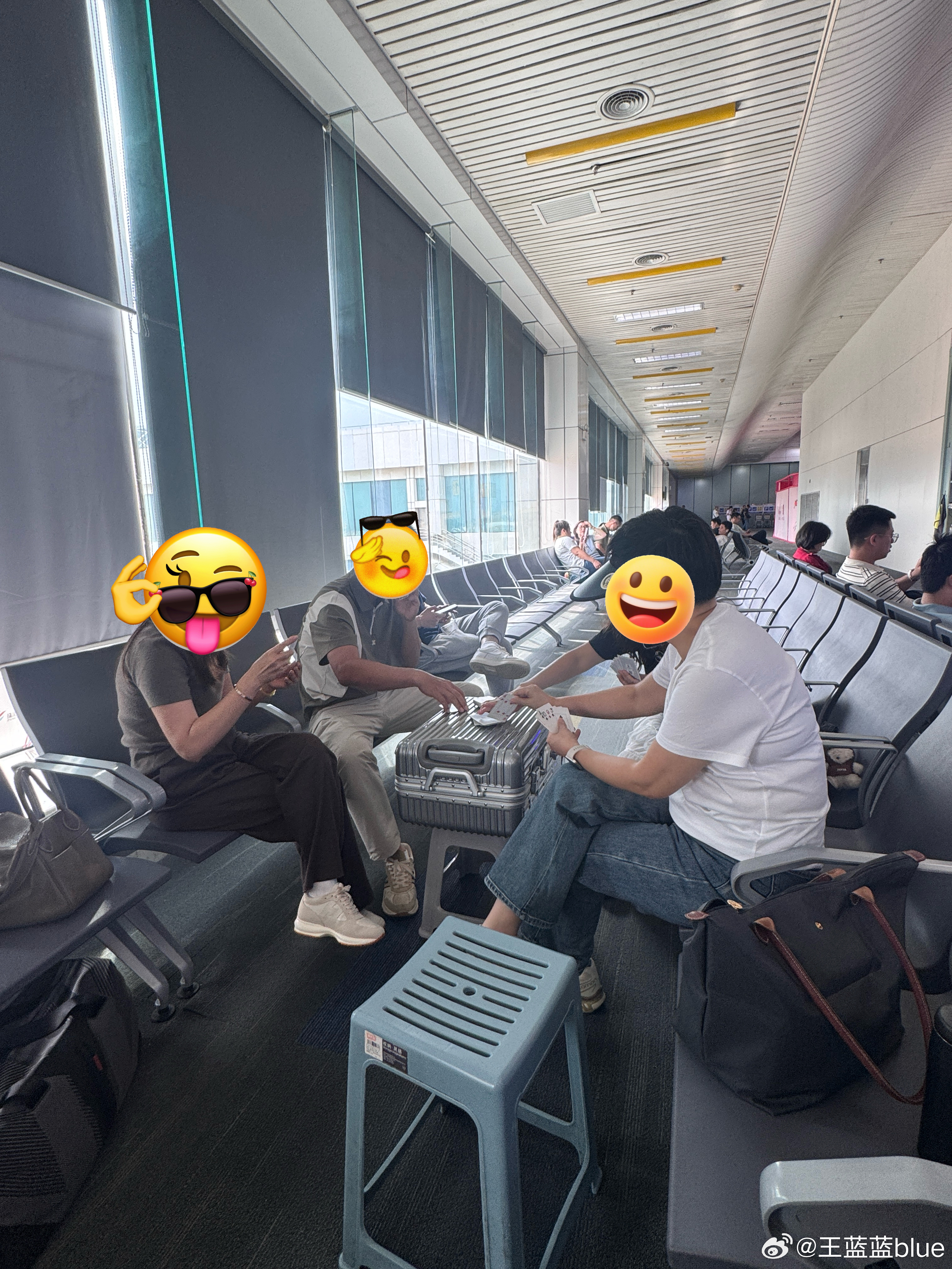 跟长辈们去旅游be like（如图）随时随地开打中老年人最爱的活动之一：掼蛋 