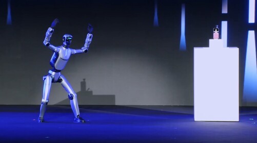 荣耀MWC化身“科技春晚”：荣耀首款人形机器人惊艳亮相