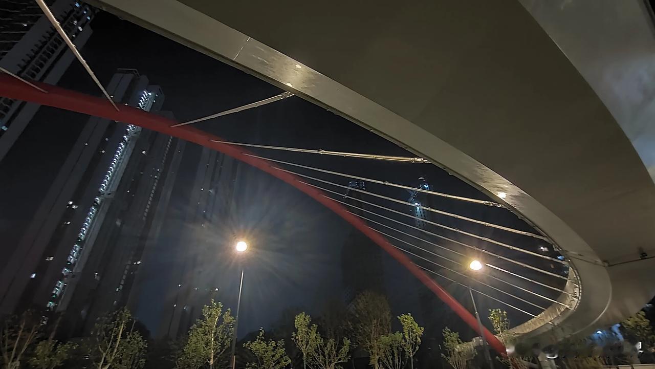 没有桥墩的天桥！中国建造技术太牛了！