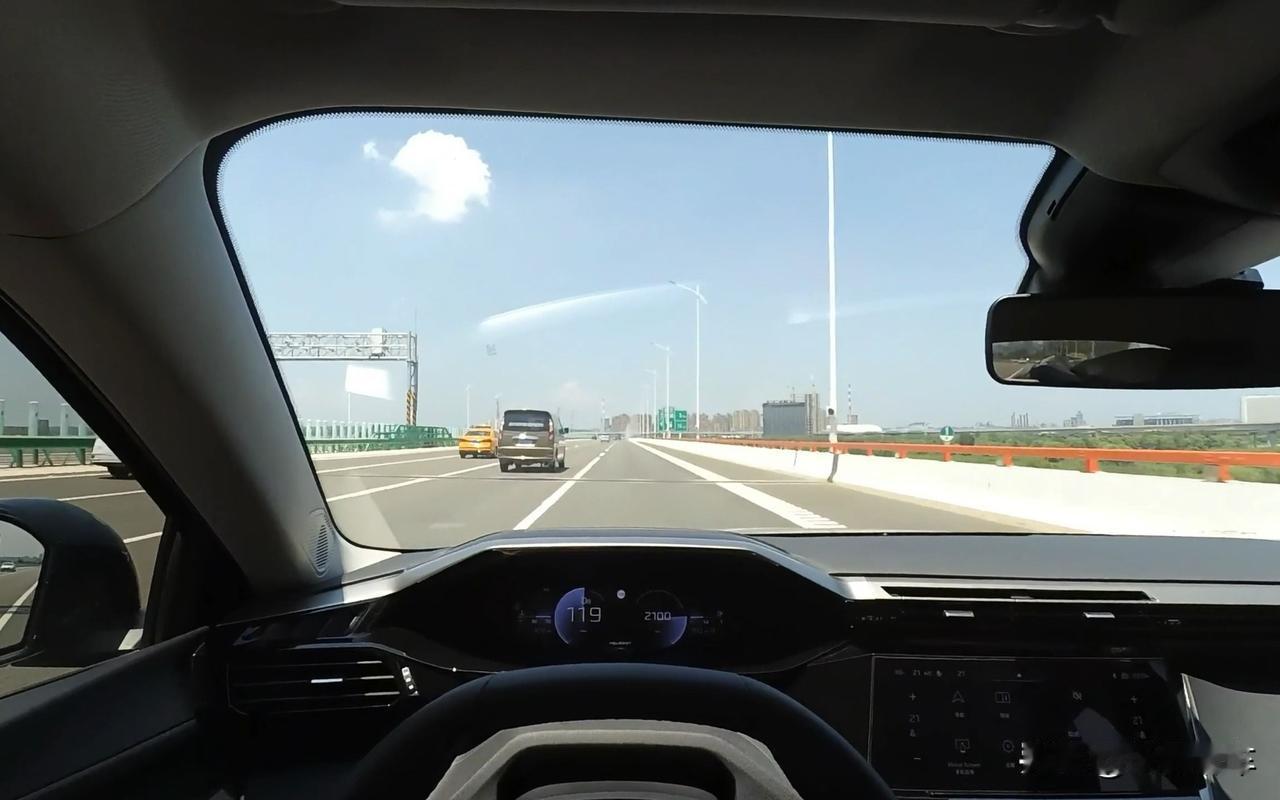 有钱走遍天下，没钱寸步难行。

一个人过日子靠的是钱，不是车，很多人总觉得开个好