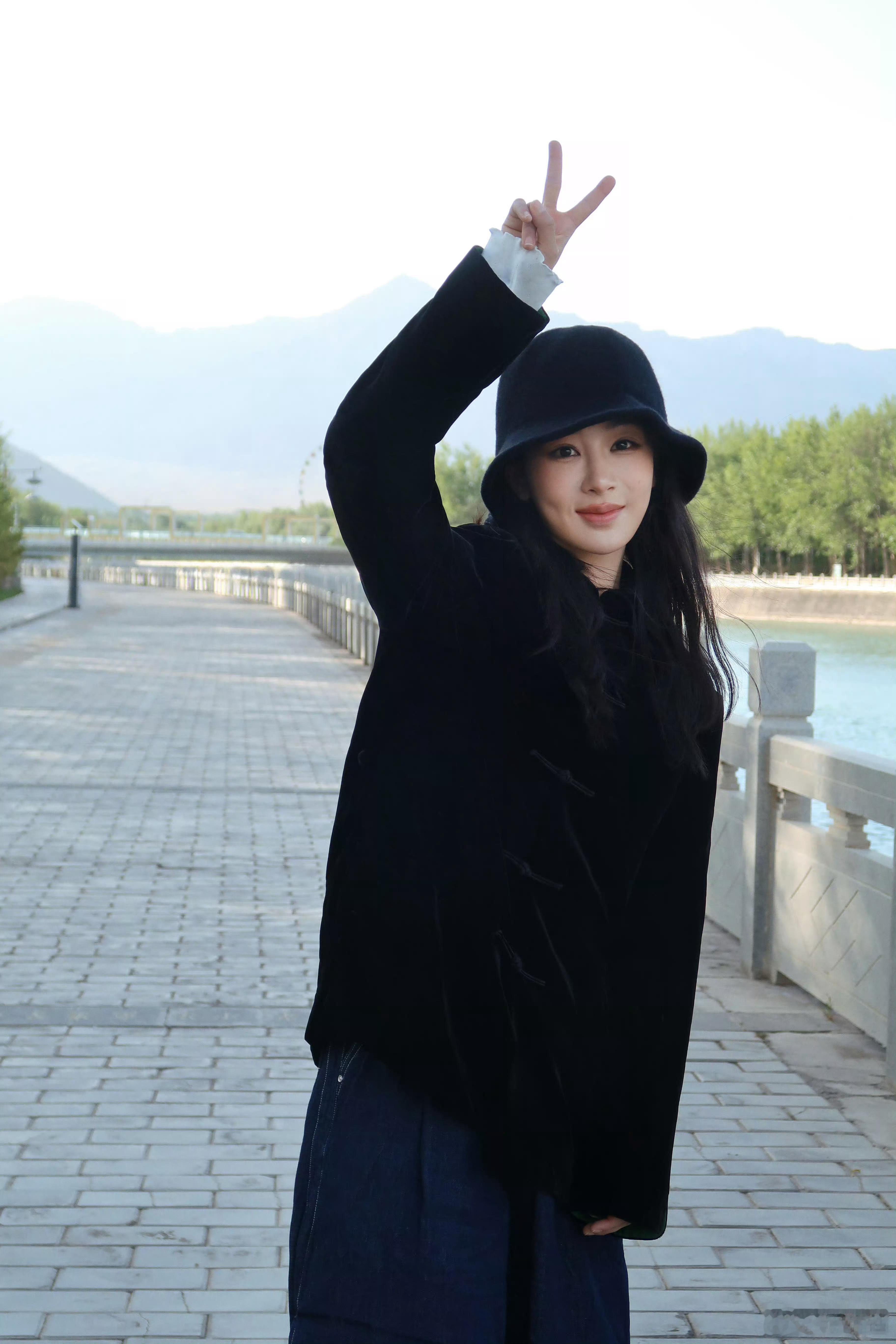 杨紫打卡广告牌杨紫新中式黑丝绒外套 ​​​好有气血的感觉 ​​​