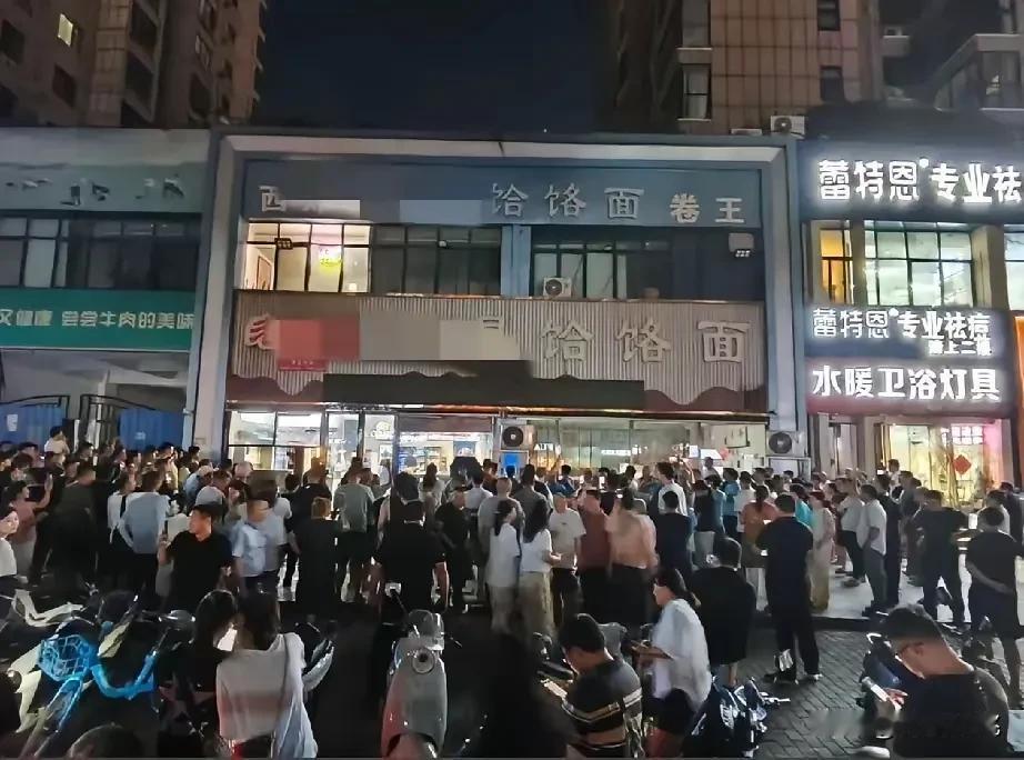 一觉醒来，霍记天都塌了！
老霍没想到自己创造了美团万人差评的记录
“你要不倒闭作