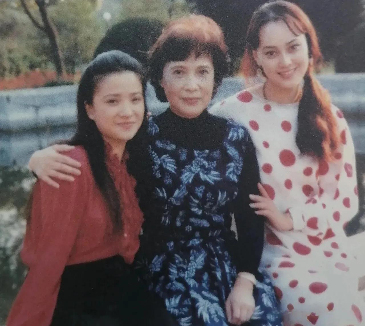 宋佳 何晴与秦怡老师合影，两代美女
宋佳得过连续两届百花奖最佳女主角奖，跟她的漂