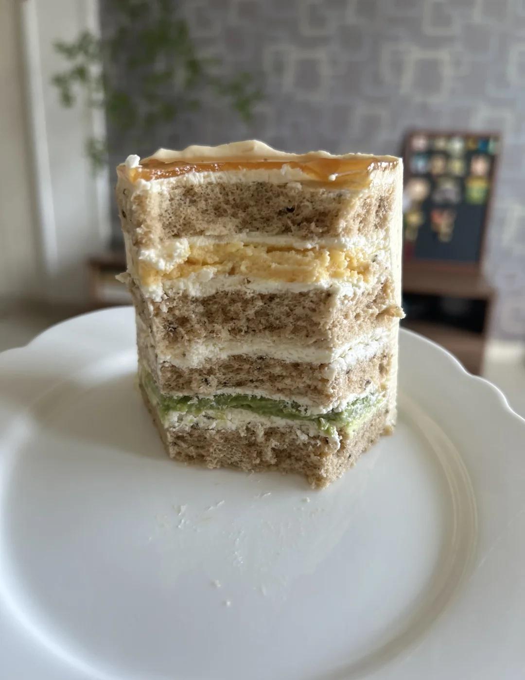 一颗小黄梅
今天客户的蛋糕，多做了一个家里人吃，色调搭配很夏天，口味略略略有点苦