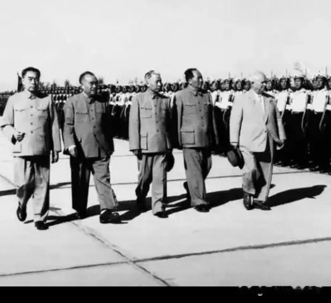 这张照片定格了毛泽东、周恩来，刘少奇，朱总司令等党和国家领导人在机场迎接并陪同苏