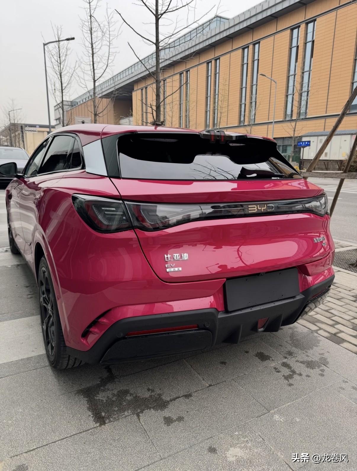 海豹06gt闪充版也很有质感。
这颜色类似璀璨洋红。
比亚迪入股油漆厂以后车漆越